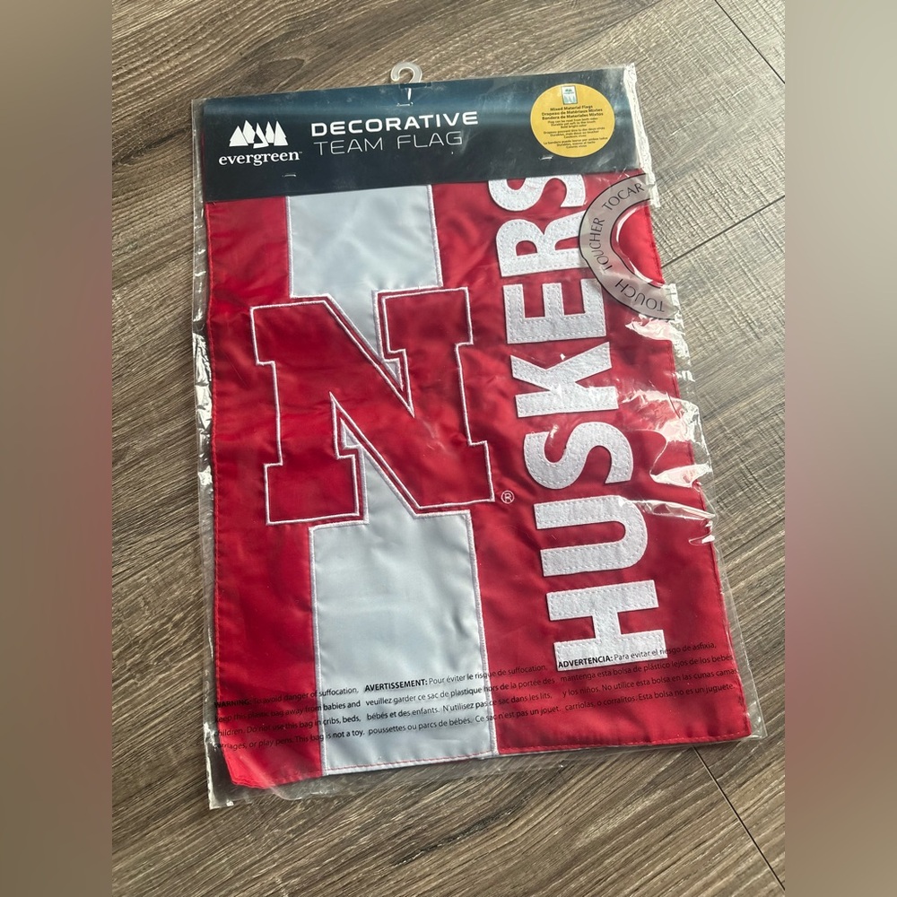 Evergreen Nebraska Huskers Decorative Team Flag - Red & White